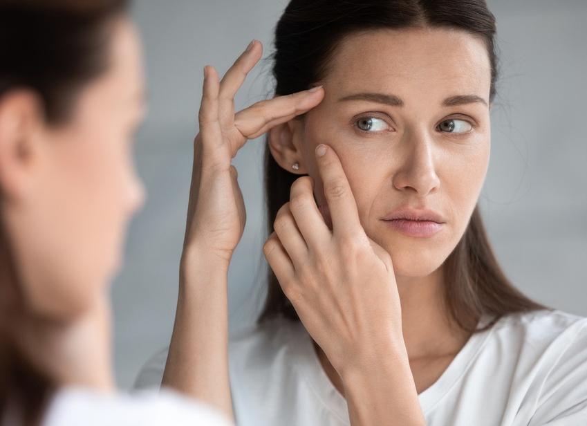 Какие привычки ускоряют старение кожи вокруг глаз от сна на боку до водостойкой туши