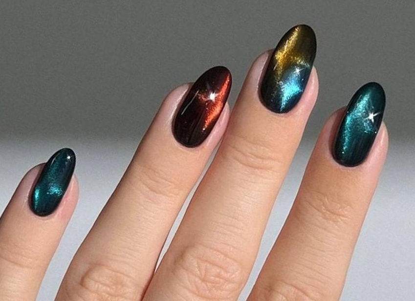 Как сделать сатиновый маникюр новогодним