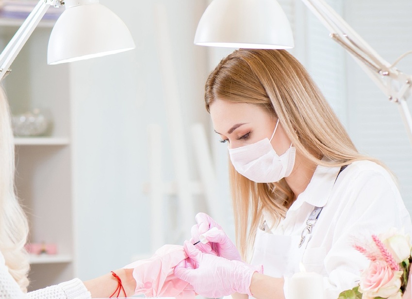 Какой маникюр делают жены миллионеров а какой футболисты рассказ нейл-мастера