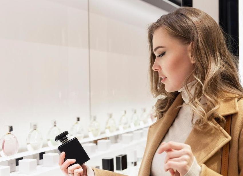 Из магазинов почти исчезли духи Chanel и YSL мелкие продавцы уже торгуют сэмплами