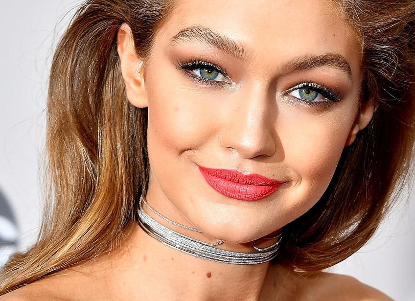 Как визуально уменьшить щеки с помощью макияжа